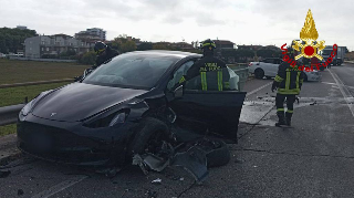 San Benedetto - Frontale tra due auto sulla sopraelevata, ferito in ospedale
